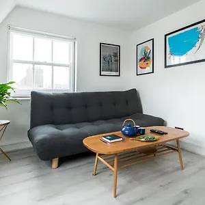 Apartment Newly Renovated One-bedroom, 99 Steps To The Sea, Brighton